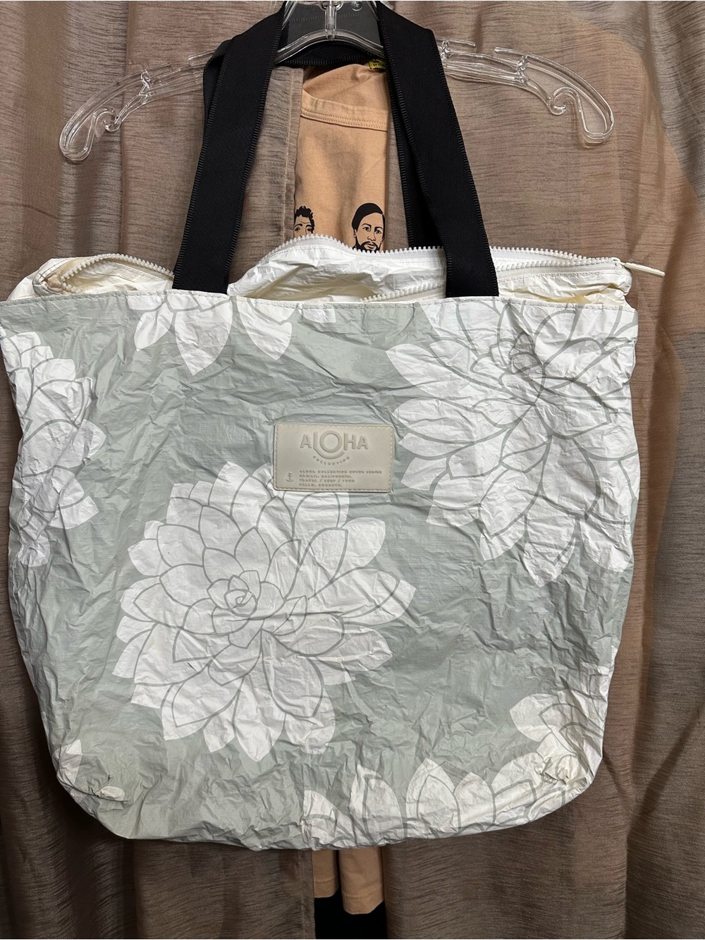 ALOHA Collection Light Gray Floral Tote with Black Straps
